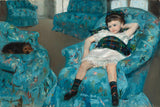 玛丽·卡萨特1878年，小女孩穿着蓝色扶手椅艺术打印精美的艺术复制品墙上的艺术ID阿布鲁维耶