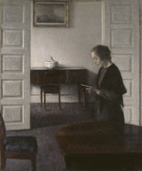 vilhelm-hammershoi-1900-interiör-med-en-läsande-lady-konsttryck-finkonst-reproduktion-väggkonst-id-ad6c4flb5